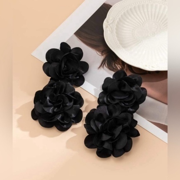 ✨NEW✨ Black Cascading Floral Flower Statement Earrings - Picture 2 of 5